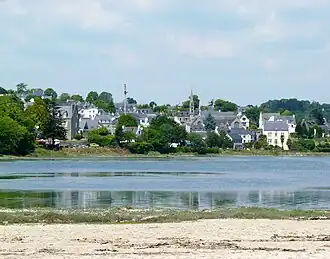 Вид на коммуну с противоположного берега бухты