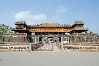 «Полуденные ворота» («Нгомон»)[вьет.]