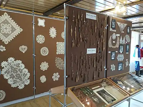 Фрагмент выставки галереи кружева в Бобовой.