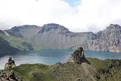 Озеро Чхонджи на вулкане Пэктусан.