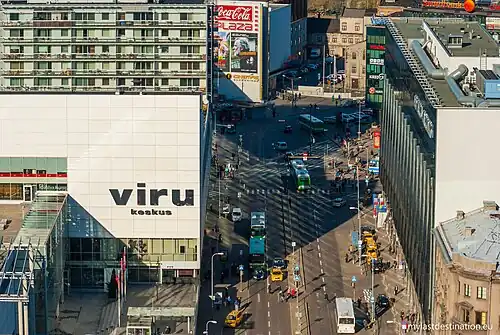 Начальный отрезок улицы, слева — торговый центр «Виру»