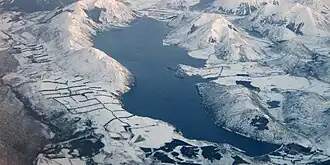 Вид на озеро с самолёта зимой 2011 года.