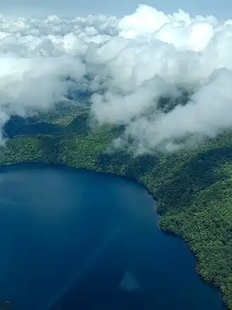 Озеро Оку на склонах вулкана