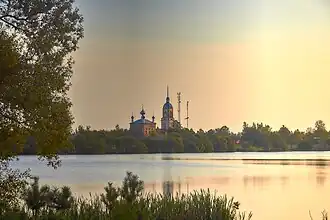 Вид на деревню и церковь от озера