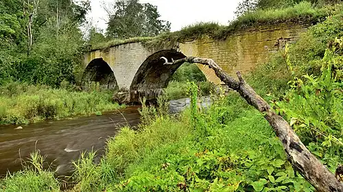Река у арочного моста