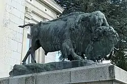 Бизон (парадная лестница Музея науки; Лаваль, департамент Майен)