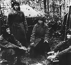 Экипаж Дмитрия Лавриненко в перерывах между боями. Осень 1941 г.