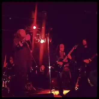 выступает вживую в Дантесе, Портленд, Орегон.