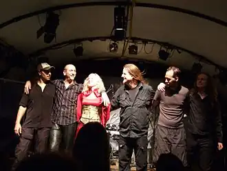 Leaves’ Eyes на Henkersfest Stuttgart, 25 июля 2007 года. Л-П: Кристиан Лукхауп, Матиас Рёдерер, Лив Кристин, Алекс Крулль, Мориц Нойнер, Торстен Бауэр