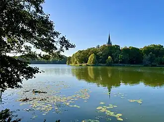 Вид на озеро и дворец Тышкевичей