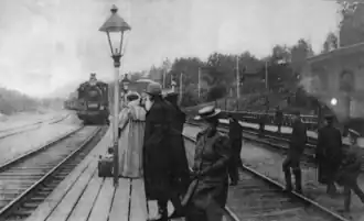 Л. Н. Толстой с сыном Львом на станции, 1909 г.