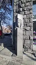 Памятник Леониду Азгалдяну, жившему в 3-м корпусе