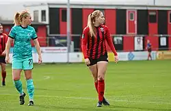 Рейчел Фернесс (слева) во время матча Женского чемпионшипа ФА «Льюис»—«Ливерпуль» (2:2), 1 ноября 2020 года