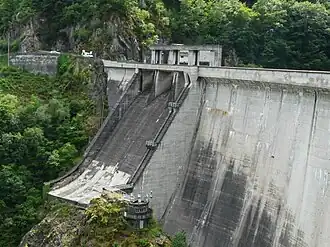 Водосброс с трамплином плотины Мареж