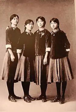 Линь Хуэйинь (справа) с кузиной и одноклассницами по Пэйхуа