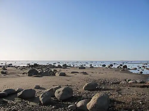 Берег моря в деревне Линакюла