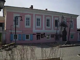 Дом купца И. Пахолкова (в 1930-х гг. — НКВД БМ АССР) и памятник жертвам политических репрессий (в 2015 году перенесён на ул. Коммунистическая). Ул. Соборная 4е.