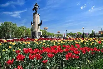 Цветомузыкальный фонтан на площади Петра Великого