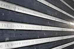 Цитаты в нижней части мемориала