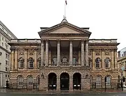Ливерпуль Таун-холл. Фасад с Castle Street. Портик пристроен в 1811 году