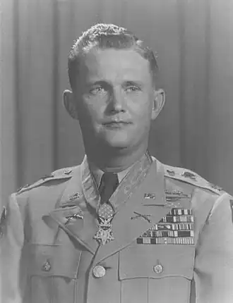 Ллойд Берк, награждённый медалью Почёта