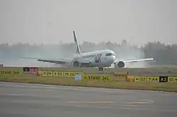 Самолёт завершает движение по полосе