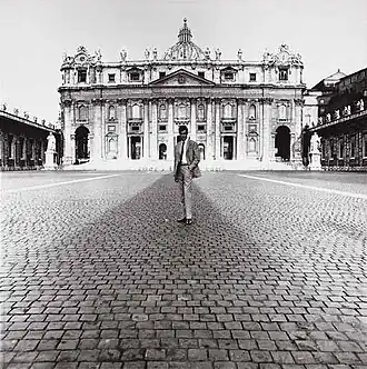 Автопортрет перед собором Святого Петра. Рим, 1964
