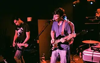 Локетт Пандт (в центре) на выступлении Lotus Plaza в 2012 году