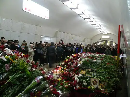 Возложенные цветы в память о жертвах теракта.30 марта 2010