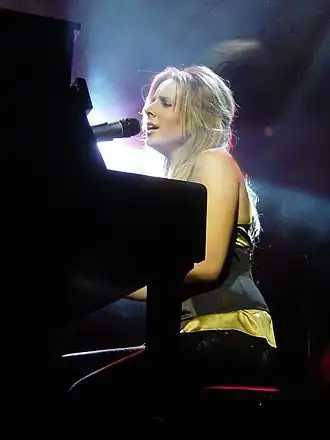 Люси на презентации альбома «The Same Side» в 2006 году