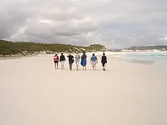 Пешеходные прогулки по побережью Лаки-Бея