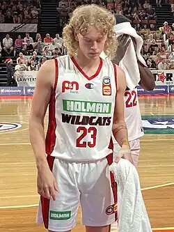 Люк Траверс в игре за «Перт Уайлдкэтс» в 2022 году