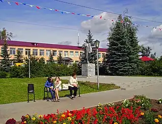 Памятник Ленину у городской начальной школы
