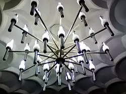 Гигантская люстра станции, одна из красивейших в Харьковском метро.