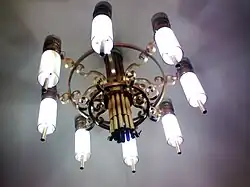 Большая люстра станции, напоминающая люстры старых станций Московского метро.