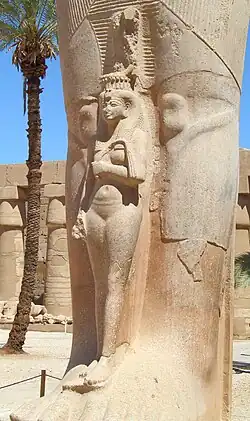 Мааткара Мутемхат на колоссе Пинеджема в Карнаке