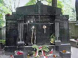 Надгробие Редловых — здесь покоится Стефан Банах