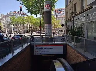 Вход на станцию «Гийотьер — Габриель Пери»