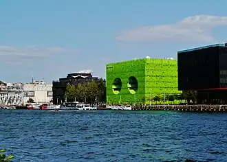 Зелёное здание в центре — офис телеканала на набережной Ранбо в Лионе