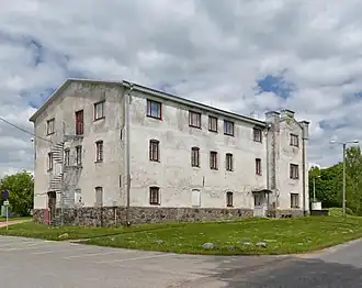 Бывшая водочная фабрика мызы (XIX век), третий этаж достроен позже