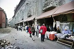 Торговые лотки рядом с башней Хеллеман в 1994 году