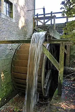 Колесо старинной мельницы