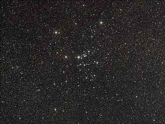 U Стрельца (в центре) — ярчайшая звезда рассеянного скопления Мессье 25