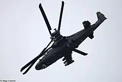 Серийный Ка-52 (бортовой № 44) во время демонстрационного полёта с убранным шасси на МАКС-2013 (ЭВУ на выходные устройства двигателей не установлены).