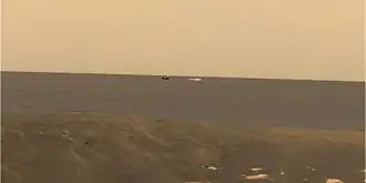 «Взгляд» марсохода Оппортьюнити на юго-западную часть плато Меридиана; На снимке видна капсула и парашют, которые были использованы при посадке ровера.