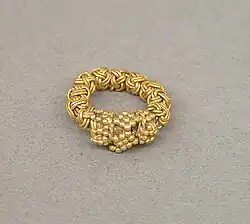 Золотая серьга из двойных 3х4 ТГ, VIII - X век, Индонезия, Метрополитен-музей