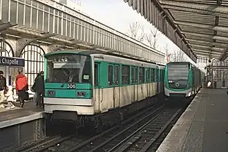 Вид на станцию с поездами MF 67 и MF 01