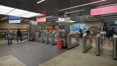 Турникеты на выход и табличка выхода к улицам