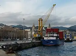 Судно Ant в порту Мессина. Кроме обычных бархоутов у главной ватерлинии судно имеет по два завышенных бархоута в районе кормовых обводов с каждого борта (верхний из них на ширстречном поясе) и один короткий бархоут на кормовом транце над якорным клюзом