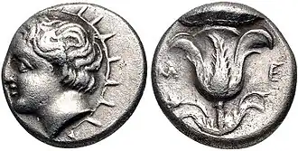 Монета, отчеканенная Мемноном Родосским. Середина IV в. до н. э. Аверс: голова юного Гелиоса с лучистым солнечным диском. Реверс: Роза с бутонами по бокам, буквы М-Е по бокам